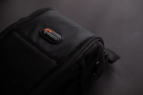 zaino nero, accessorio, Borsa, nero, sfondo nero, avvicinamento, colori, buio, design, moda, alla moda, in casa, Lowepro, servizio fotografico, portatile, stile, nessuno, girato in studio, colore nero, capi di abbigliamento, sicurezza, singolo oggetto, tessile, pelle, attività commerciale, natura morta, tasca, grigio, cerniera, concentrarsi sulle conoscenze acquisite, testo, protezione, accessorio personale, uniforme, jeans, 5K