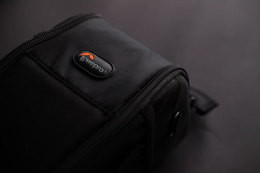 bossa negra, accessori, bossa, negre, fons negre, primer pla, colors, fosc, disseny, moda, de moda, a l'interior, lowepro, sessió de fotos, portàtil, estil, cap gent, tir de l'estudi, color negre, roba, seguretat, sol objecte, tèxtil, cuir, negocis, natura morta, butxaca, gris, cremallera, centrar-se en primer pla, text, protecció, accessori personal, uniforme, texans, 5K