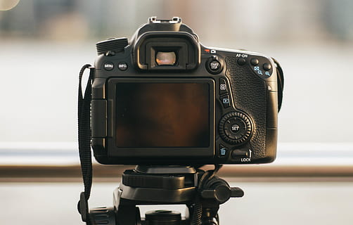 càmera dslr negra, càmera, electrònica, trípode, corretja, visor, equipament, tecnologia, foto, fotografia, càmera de vídeo, càmera digital, gris, pantalla, pantalla lcd, monitor, lent de la càmera, PC, càmera - equip fotogràfic, temes de fotografia, equip fotogràfic, primer pla, centrar-se en primer pla, estil retro, lent - instrument òptic, fotografiar, cap gent, a l'interior, natura morta, color negre, activitat, els mitjans de comunicació, antiguitat, càmera slr, visor digital, 4K, CC0, domini públic, lliure de regalies