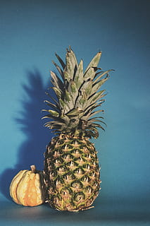 pinya, Carabasseta, carbassa, dumpling, natura morta, fruita, menjar, nutrició, saludable, fruita tropical, alimentació saludable, menjar i beguda, benestar, frescor, cap gent, fons de colors, primer pla, tir de l'estudi, blau, a l'interior, fons blau, taula, aliments crus, naturalesa, color verd, madur, 5K, CC0, domini públic, lliure de regalies