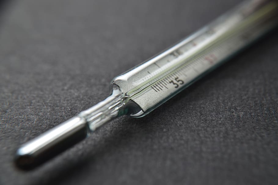 termòmetre, temperatura, macro, a l'interior, primer pla, cap gent, sol objecte, natura morta, taula, metall, gris, enfocament selectiu, bolígraf, dos objectes, vista d’angle alt, equipament, salut i medicina, tir de l'estudi, color plata, color negre, agut, acer, luxe, aliatge, 5K