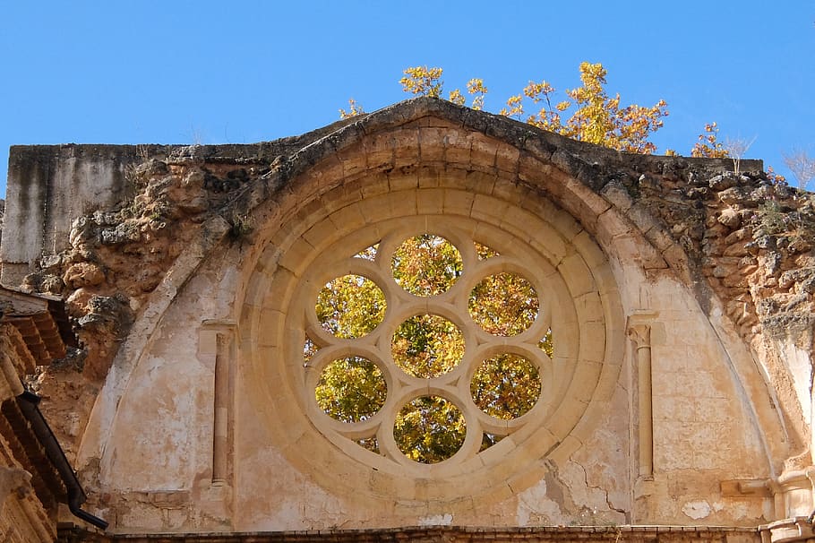 monastero di pietra, rosone, autunno, architettura, struttura costruita, cielo, esterno dell'edificio, nessuno, natura, cielo sereno, storia, il passato, giorno, Inquadratura dal basso, blu, pianta, destinazioni di viaggio, costruzione, vecchio, arco, luogo di culto, all'aperto, finestra, ornato, 4K
