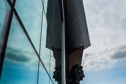 edifici, paret de vidre, arquitectura, reflexió, cel, núvol - cel, estructura construïda, vista d’angle baix, dia, naturalesa, exterior de l'edifici, ciutat, cap gent, connexió, oficina, a l'aire lliure, modern, vidre - material, pont - estructura feta per l'home, exterior d’edifici d’oficines, pont, cable, gratacels, aliatge, acer, 5K, CC0, domini públic, lliure de regalies