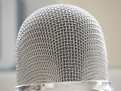 mikrofon, sølv, lyd, mikro, lydoptagelse, apparat, elektronik, stereoanlæg, optegnelser, input enhed, kunstkultur og underholdning, musik, tæt på, metal, teknologi, indendørs, meddelelse, lydoptagelsesudstyr, udstyr, ydeevne, lydudstyr, sølvfarvet, ekstrem nærbillede, ingen mennesker, fokus på forgrunden, enkelt objekt, taler, musikalsk udstyr, tale, krom, 4K, CC0, offentligt domæne, royaltyfrie