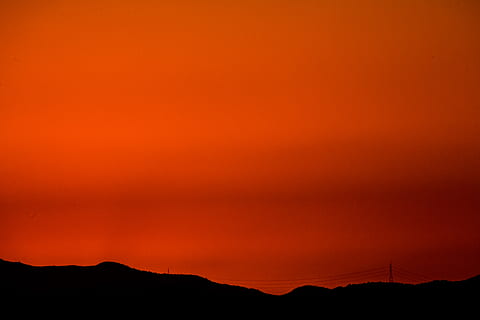 cel taronja, naturalesa, a l'aire lliure, cel, cel vermell, posta de sol, vespre, alba, sortida del sol, sol, vermell, silueta, llum solar, núvol, horitzó, ocell, animal, volant, mamífer, vida salvatge, zebra, color taronja, bellesa a la natura, muntanya, escenics - natura, cap gent, medi ambient, escena tranquil·la, tranquil·litat, paisatge, núvol - cel, escena no urbana, Serra, cel dramàtic, còpia espai, idíl·lic, cel romàntic, poder a la natura, Font d'alimentació, 2K, CC0, domini públic, lliure de regalies