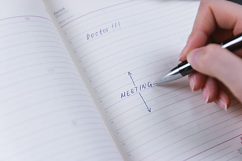 cerrar, reunión de palabras de escritura a mano, escritorio calendario, mano humana, mano, bolígrafo, parte del cuerpo humano, texto, una persona, escritura, papel, participación, publicación, adentro, libro, de cerca, escritura occidental, bloc de notas, enfoque selectivo, comunicación, vista de alto ángulo, dedo, lista de quehaceres, 5K, CC0, dominio público, libre de derechos