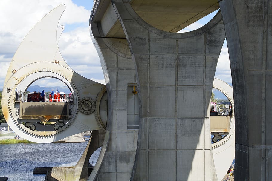 falkirk, bloqueig, modern, tecnologia, arquitectura, embarcacions, canal, pont, edifici, la diferència d’altura, Escòcia, roda falkirk, estructura construïda, connexió, dia, exterior de l'edifici, pont - estructura feta per l'home, cap gent, cel, naturalesa, transport, metall, destinacions de viatge, a l'aire lliure, llum solar, aigua, ciutat, viatjar, 2K