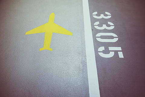 3305, Flugzeug, Nahansicht, Farben, Grafik, mehrfarbig, zahlen, Zeichen, Kommunikation, Beratung, Pfeilsymbol, Symbol, keine Leute, Richtungszeichen, Straße, Richtung, Transport, Straßenschild, Nummer, Gelb, die Straßenmarkierung, öffentliche Toilette, Markierung, Information, Text, Toilette Zeichen, 4K, CC0, gemeinfrei, lizenzfrei