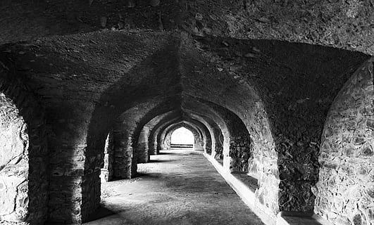 coridor, criptă, arhitectură, mandav, Indore, India, cale, tunel, clădire, contrast, pereți, alb, negru, infinit, abundent, texturată, model, pauză, arc, calea de urmat, construită, direcţie, nici o persoana, zi, în interior, istorie, trecutul, gol, vechi, natură, coloană arhitecturală, arcadă, montare pe perete, diminuarea perspectivei, ruinat, civilizatie antica, tavan, colonadă, 5K, CC0, domeniu public, fără drepturi de autor