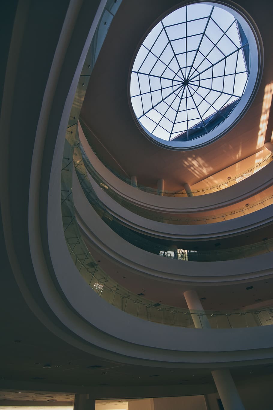 bílá kopule, budova, architektura, okno, střešní okno, hodinová věž, věž, schodiště, koule, zábradlí, sloupek, kancelářská budova, pěší, planetárium, osvětlení, koridor, apsida, krystal, spirála, kongresové centrum, parlament, stavba, uvnitř, nízký úhel pohledu, sklo - materiál, nikdo, architektonický prvek, kupole, slunečního světla, den, tvar, vzor, geometrický tvar, vláda, strop, architektonický sloup, přímo pod, kopule, 5K