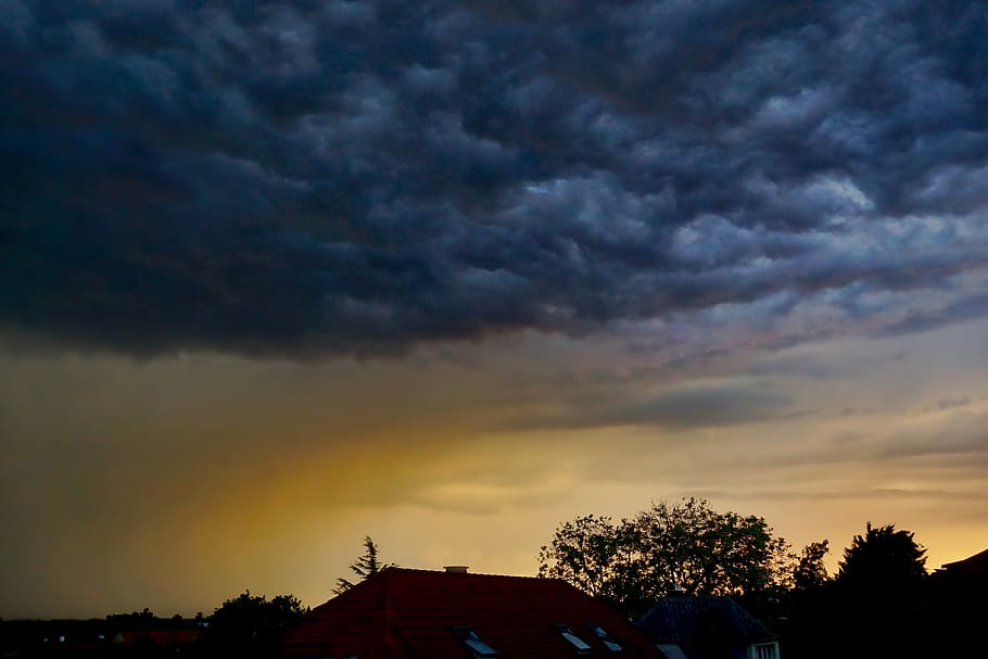 Gewitter, Abend, Wolken, Himmel, Wetter, Landschaft, Stimmung, Sonnenuntergang, Licht, Dämmerung, wolke - himmel, Baum, die Architektur, Pflanze, Schönheit in der Natur, gebaute Struktur, Szenen - Natur, Gebäudehülle, Silhouette, Natur, Haus, Gebäude, keine Leute, Dramatischer Himmel, Flachwinkelansicht, Wohngegend, draußen, bedrohlich, 5K