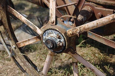 ruota, ruggine, arabile, vecchio, retrò, arrugginito, spento, avvicinamento, ferro, decadimento, metallo, abbandonato, obsoleto, mezzi di trasporto, nessuno, giorno, corri giù, ruota del carro, danneggiato, deterioramento, declino, modo di trasporto, intemperie, concentrarsi sulle conoscenze acquisite, veicolo terrestre, all'aperto, ha parlato, 5K, CC0, dominio pubblico, privo di copyright
