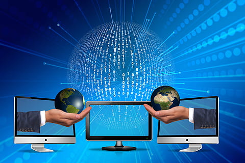 netwerk, binair, wereldbol, handen aanwezig, presentatie, Manhattan, binair systeem, computer, binaire code, een, nul, programmering, gegevens, web, bal, computertechnologie, internet, communicatie, www, overdracht, digitaal, netwerken, online, kantoor, technologie, Draadloze technologie, blauw, computerapparatuur, verbinding, computerscherm, een persoon, scherm, binnenshuis, natuur, volwassen, mannen, vrouw, samengesteld beeld, apparaatscherm, menselijk lichaamsdeel, digitale composiet, 5K, CC0, publiek domein, royaltyvrij