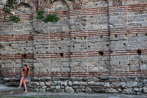 Bulgaria, nessebar, parete, mattoni, Chiesa, santa sophia, ragazza, una persona, persone reali, architettura, lunghezza intera, giovane adulto, struttura costruita, caratteristica della parete, stili di vita, donne, attività di svago, giovani donne, giorno, abbigliamento casual, moda, adulto, vista frontale, muro di mattoni, mattone, all'aperto, rovinato, 5K, CC0, dominio pubblico, privo di copyright