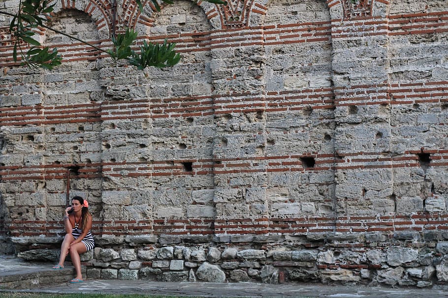 Bulgaria, nessebar, parete, mattoni, Chiesa, santa sophia, ragazza, una persona, persone reali, architettura, lunghezza intera, giovane adulto, struttura costruita, caratteristica della parete, stili di vita, donne, attività di svago, giovani donne, giorno, abbigliamento casual, moda, adulto, vista frontale, muro di mattoni, mattone, all'aperto, rovinato, 5K
