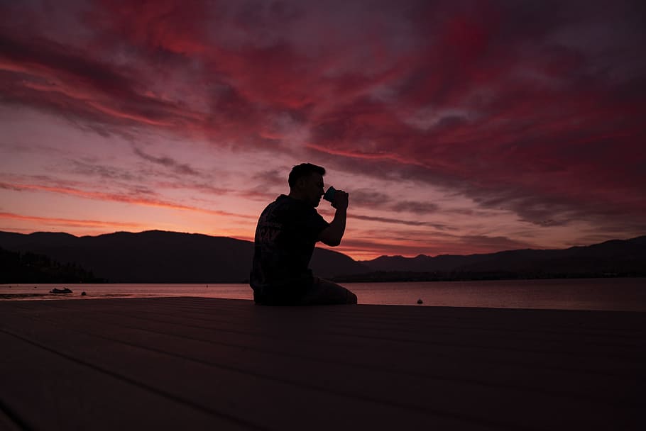 home, assegut, moll, daurat, hores, silueta, vermell, cel, núvol, posta de sol, vespre, color, persona, esquema, a l'aire lliure, llac, vora del llac, naturalesa, beure, tassa, bonic, taronja, homes, gent, relaxació, ioga, estils de vida, mar, meditar, dones, sortida del sol - alba, estil de vida saludable, una persona, escena tranquil·la, adult, estiu, platja, llum solar, mascles, espiritualitat, aigua, com zen, sol, muntanya, esport, gent serena, vacances, escenics, paisatge, exercici, al matí, femelles, viatjar, solitud, retroil·luminat, 4K