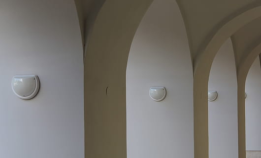 arquitectura, oscuridad, arco, adentro, nadie, tecnología, techo, el color blanco, pared - característica de la construcción, Entrada, puerta, estructura construida, baño, equipo de iluminación, de cerca, seguridad, la seguridad, proteccion, nudo, edificio, día, 4K, CC0, dominio público, libre de derechos
