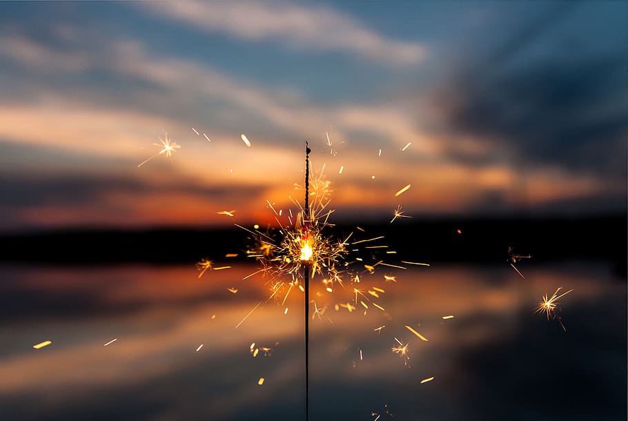 sparkler, llums, foc, fosc, nit, borrós, núvols, cel, posta de sol, il·luminat, focs artificials, moviment, explosió, celebració, exposició llarga, núvol - cel, moviment borrós, esdeveniment, brillant, cultura i entreteniment artístic, naturalesa, cap gent, exhibició de focs artificials, focs artificials - objecte fet per l'home, espurnes, a l'aire lliure, fum - estructura física, llum, 4K