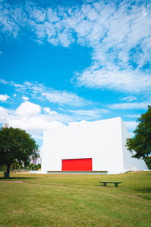 foto, costruzione, parco, architettura, nuvole, luce del giorno, erba, prato, cielo, alberi, nuvola - cielo, pianta, giorno, natura, albero, campo, nessuno, struttura costruita, terra, all'aperto, colore verde, esterno dell'edificio, rosso, blu, Colore bianco, luce del sole, vuoto, consumismo, 5K, CC0, dominio pubblico, privo di copyright