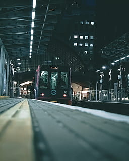 trenować w metrze, transport, oświetlony, architektura, środek transportu, Transport kolejowy, zbudowana struktura, transport publiczny, noc, pociąg, tory kolejowe, stacja kolejowa, tor, Miasto, pociąg - pojazd, na zewnątrz budynku, przypadkowi ludzie, podróżować, platforma stacji kolejowej, selektywne skupienie, na dworze, poziom powierzchni, stacja, sufit, 4K, CC0, domena publiczna, darmowe zdjęcia