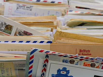 la communication, des lettres, enveloppe, écrire, salutations, papier, correspondant, poster, collectionneur, marché de trempelmarkt, tampon de la Poste, message, envoyer, correspondance, adresse, nature morte, choix, personne, empiler, variation, publication, multi couleur, grand groupe d'objets, à l'intérieur, livre, texte, fermer, à vendre, vente au détail, marché, boîte, se concentrer sur le premier plan, dans une rangée, boîte - conteneur, affichage de détail, 4K, CC0, domaine public, libre de droits
