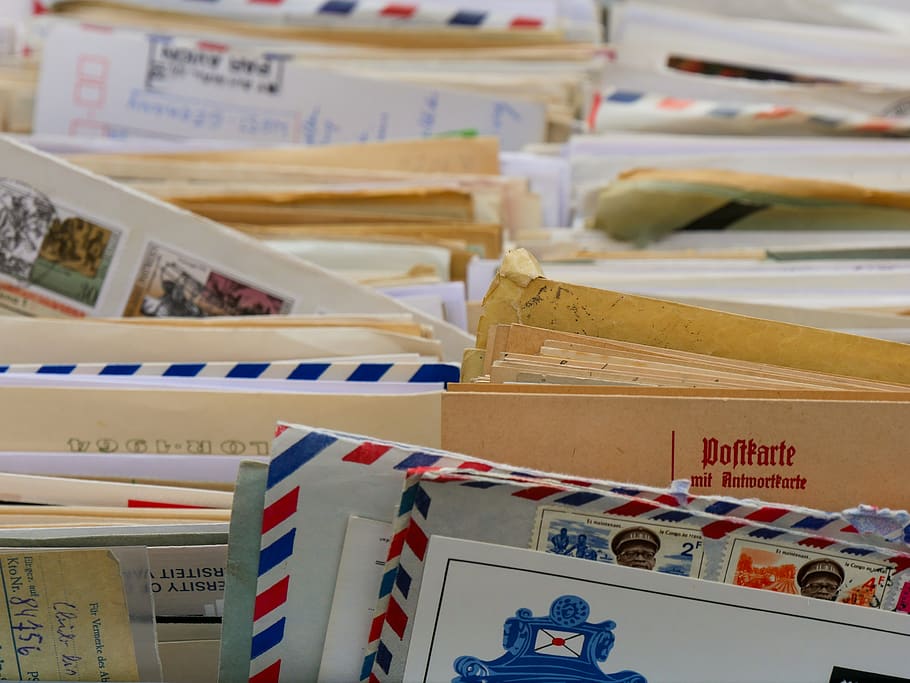 comunicació, lletres, sobre, escriure, salutacions, paper, companya, publicació, col·leccionista, mercat de trempelmarkt, segells de correus, missatge, enviar, correspondència, adreça, natura morta, elecció, cap gent, pila, variació, multicolor, gran grup d'objectes, a l'interior, llibre, text, primer pla, a la venda, venda al detall, mercat, Caixa, centrar-se en primer pla, en fila, caixa-contenidor, visualització al detall, 4K