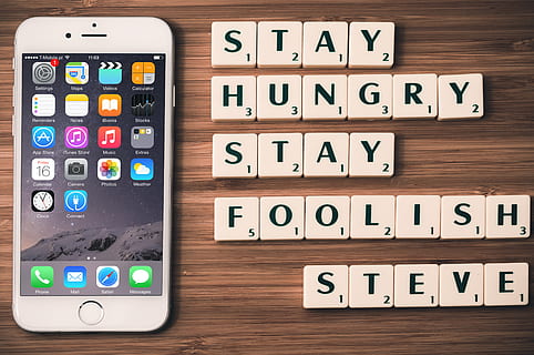 sølv iphone 6, scrabble fliser, æble, meddelelse, virksomhedernes, data, uddannelse, elektronik, innovation, internet, iphone, mand, besked, mobil, multimedie, professionel, citere, scrabble, skærm, smartphone, social, succes, symbol, teknologi, fliser, træ bordplade, tekst, træ - materiale, nummer, ingen mennesker, vestlige script, indendørs, stilleben, bord, tæt på, stort bogstav, brev, valg, direkte over, alfabet, lommeregner, stor gruppe af objekter, variation, legetøj blok, 4K, CC0, offentligt domæne, royaltyfrie