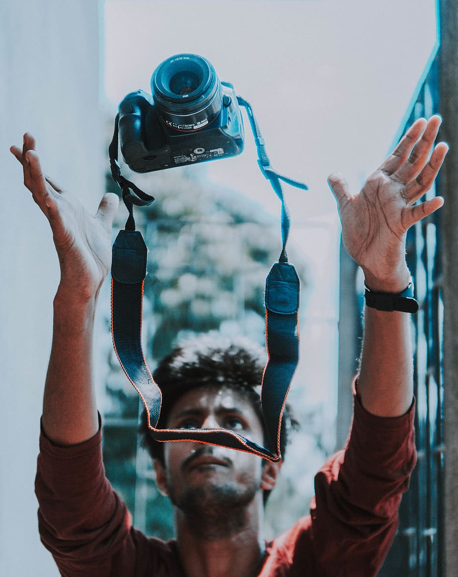 Indien, Assam, halten, eine Person, echte Menschen, Hand, Männer, Fotografie-Themen, Technologie, Lebensstile, menschliche Hand, Arme erhoben, Aktivität, Kamera - Fotoausrüstung, junge Männer, Fokus auf den Vordergrund, Fotografieren, Vorderansicht, menschlicher Arm, Fotoausrüstung, Brille, Digitalkamera, Finger, 2K