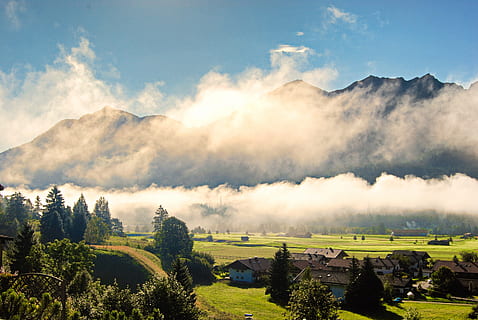 Fotografie, Grün, Laubbäume, Vorderseite, Berg, Wolken, Ackerland, Tageslicht, Umgebung, Bauernhof, Feld, Nebel, nebelig, Gras, Wiese, Hügel, Häuser, Landschaft, Natur, szenisch, Himmel, Stadt, Dorf, Bäume, Wetter, Pflanze, Baum, Szenen - Natur, Schönheit in der Natur, wolke - himmel, ruhige Szene, Ruhe, Land, Tag, keine Leute, Sonnenlicht, Wachstum, grüne Farbe, Nicht-städtische Szene, draußen, 2K