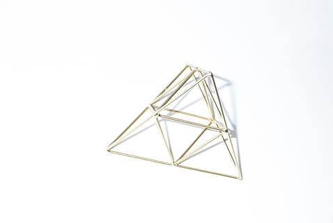 marco triangular gris, Fondo blanco, foto de estudio, adentro, copia espacio, separar, solo objeto, nadie, forma, metal, suministros de oficina, naturaleza muerta, de cerca, vista de alto ángulo, forma geometrica, modelo, el color blanco, diseño, equipo, arquitectura, forma de triángulo, 4K, CC0, dominio público, libre de derechos