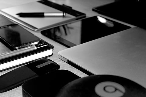 Ausrüstung, Technologie, Handy, Mobiltelefon, Tablette, Laptop, Zeichenblock, Maus, Kopfhörer, Bleistift, Buch, Mac, ipad, Samsung, Apfel, Fernseher, Gadgets, Schreibtisch, Tabelle, Nahansicht, drinnen, keine Leute, Tastatur, schwarze Farbe, Computer, Musikinstrument, Computerausrüstung, Fokus auf den Vordergrund, Musik-, Stillleben, kabellose Technologie, Musikausrüstung, High Angle View, Kommunikation, Klavier, Kunst, Kultur und Unterhaltung, Stift, Tasteninstrument, Klaviertaste, 5K, CC0, gemeinfrei, lizenzfrei