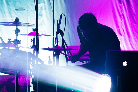 man drummen, echte mensen, mannen, binnenshuis, een persoon, verlicht, bezetting, van je middel omhoog, concert, kunst cultuur en entertainment, muziek-, lassen, verlichtingsapparatuur, stadium, evenement, silhouet, Purper, nacht, staand, nachtleven, 5K, CC0, publiek domein, royaltyvrij