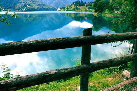 verd, fusta, tanca, al costat, cos, aigua, la llum del dia, medi ambient, bosc, herba, paisatge, muntanya, naturalesa, parc, barana, reflexió, escènic, estiu, arbres, llac, dia, planta, arbre, tranquil·litat, bellesa a la natura, escenics - natura, escena tranquil·la, cap gent, material de fusta, color verd, escena no urbana, a l'aire lliure, idíl·lic, terra, 1080P, CC0, domini públic, lliure de regalies