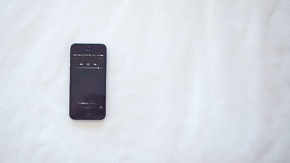 iphone, solu, tekniikka, mobile, viestintä, älypuhelin, kännykkä, kannettava tietoväline, langaton tekniikka, yhteys, ei ihmisiä, sisällä, teksti, puhelin, yksi kohde, valkoinen väri, tietoliikennelaitteet, lähikuva, siirrettävyys, läntinen käsikirjoitus, kopiointitila, sopivuus, suoraan edellä, virtalähde, 1080P, CC0, public domain, rojaltivapaa