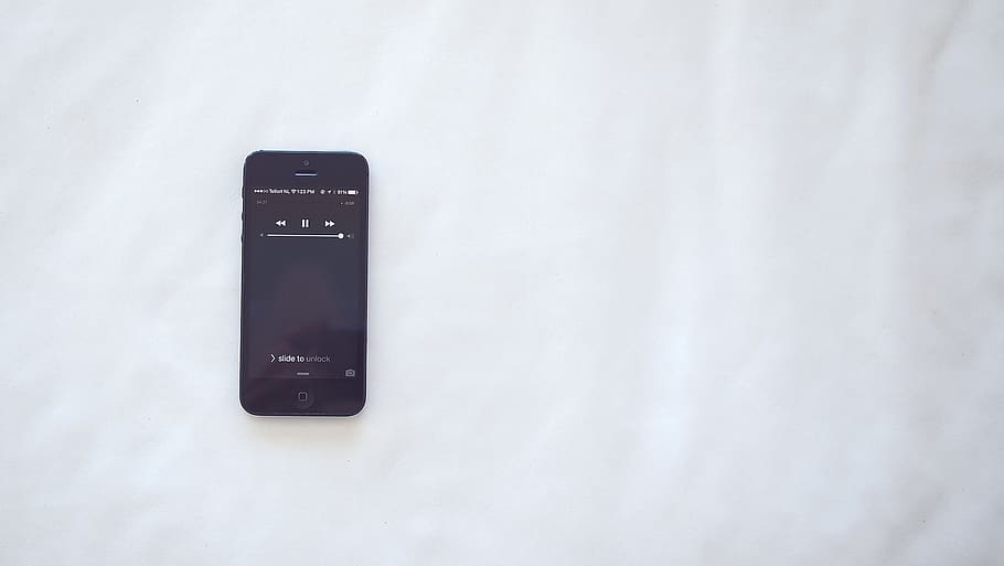 iphone, cel·la, tecnologia, mòbil, comunicació, telèfon intel·ligent, telèfon mòbil, dispositiu d’informació portàtil, tecnologia sense fils, connexió, cap gent, a l'interior, text, telèfon, sol objecte, Color blanc, equips de telecomunicacions, primer pla, portabilitat, guió occidental, còpia espai, comoditat, directament a sobre, Font d'alimentació, 1080P