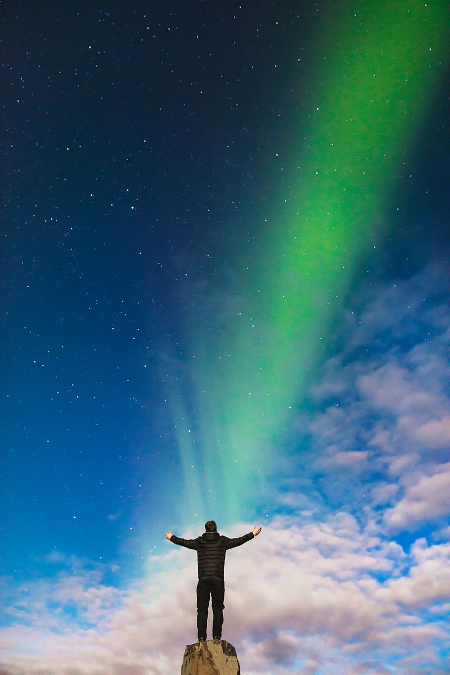 aurora, verd, llum, atmosfera, cel, estrelles, núvols, gent, home, paio, sol, adoració, braç humà, membre, braços estesos, braços aixecats, estrella - espai, de peu, persones reals, nit, vista del darrere, espai, bellesa a la natura, escenics - natura, una persona, naturalesa, activitat d'oci, astronomia, homes, extremitat humana, vista d’angle baix, a l'aire lliure, emoció, 2K