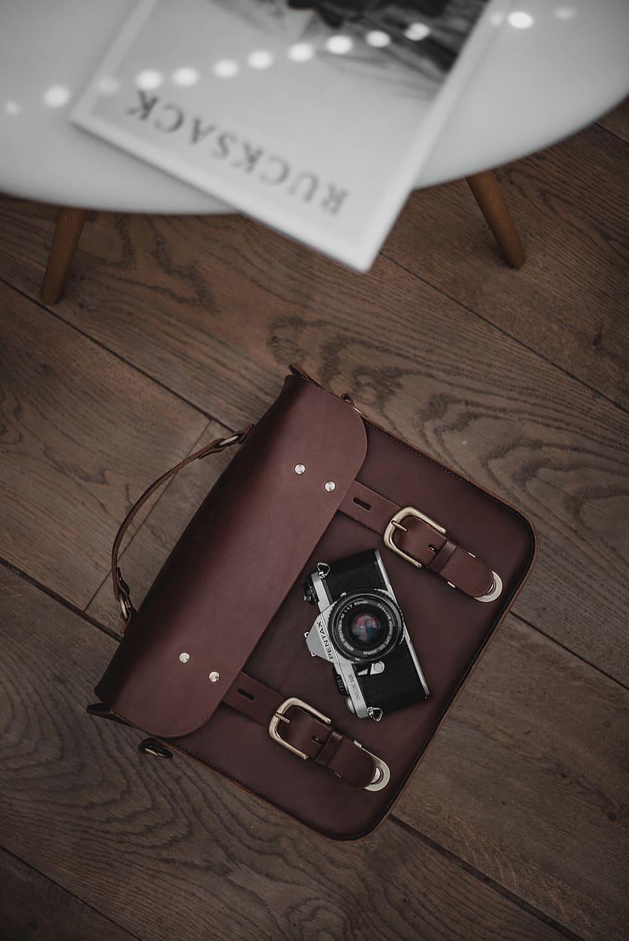 Marrone, Custodia in pelle, superficie, vista dall'alto, tavolo, comunicazione, in casa, natura morta, legno - materiale, testo, tecnologia, temi fotografici, nessuno, in stile retrò, macchina fotografica - attrezzatura fotografica, sceneggiatura occidentale, libro, attrezzatura fotografica, carta, pubblicazione, legna, avvicinamento, Camera digitale, 5K