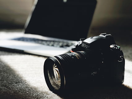 aparat foto, laptop, soare, umbră, creator, fotografie, fotografii tematice, tehnologie, aparat de fotografiat - echipament fotografic, echipament fotografic, camera digitala, a închide, obiectiv - instrument optic, nici o persoana, calculator, modern, stil retro, culoare neagră, masa, natură moartă, să se concentreze asupra primelor elemente, în interior, zi, comunicare, Slr camera, camera digitală cu o singură lentilă reflexă, apasa butonul, 4K, CC0, domeniu public, fără drepturi de autor