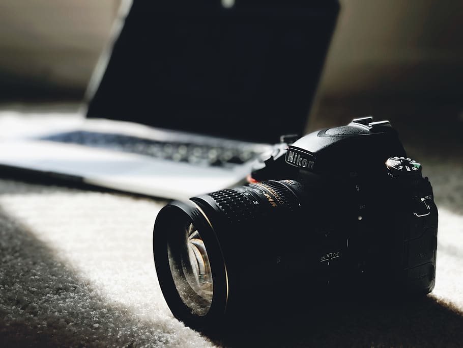 aparat foto, laptop, soare, umbră, creator, fotografie, fotografii tematice, tehnologie, aparat de fotografiat - echipament fotografic, echipament fotografic, camera digitala, a închide, obiectiv - instrument optic, nici o persoana, calculator, modern, stil retro, culoare neagră, masa, natură moartă, să se concentreze asupra primelor elemente, în interior, zi, comunicare, Slr camera, camera digitală cu o singură lentilă reflexă, apasa butonul, 4K