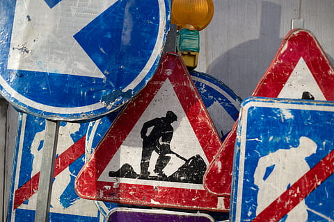 konstruksjon, arbeid, arbeider, vedlikehold, nettstedet, skilt, vei, gate, trafikk, oppmerksomhet, Belgia, belgian, kommunikasjon, blå, veiskilt, ingen folk, nærbilde, menneskelig representasjon, rød, dag, representasjon, varselskilt, veiledning, form, veggbyggingsfunksjon, arkitektur, utendørs, transport, design, graffiti, 5K, CC0, offentlig domene, opphavsrett gratis