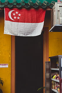 otevřel dveře, vlajka, symbol, vchod, tradiční design, architektura, vnější, město, vlajka Singapuru, budova, venku, městský, nábytek, Zobrazit, obrazovka, monitor, elektronika, oblečení, oděv, pneumatika, text, patriotismus, nikdo, sdělení, den, závěsný, textil, hrdost, exteriér budovy, Červené, stavba, žlutá, západní skript, detail, podepsat, nízký úhel pohledu, 5K, CC0, veřejná doména, bez autorských práv