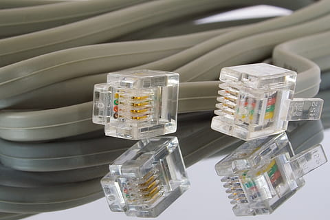 Internet, corda, cable, xarxa, línia, ethernet, digital, connexió, tecnologia, comunicació, xarxa d’ordinadors, cap gent, endoll de connexió de xarxa, primer pla, tecnologia sense fils, a l'interior, cable d’ordinador, gris, equipament, tir de l'estudi, ciència, beure, elecció, negocis, ordinador, forma de comunicació, 2K, CC0, domini públic, lliure de regalies