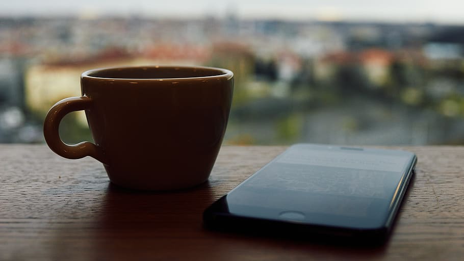 poma, iphone, iphone 7 plus, cafè, tassa, treballar, oficina, taula, beure, menjar i beguda, tassa de cafè, refresc, cafè - beguda, tecnologia sense fils, comunicació, material de fusta, primer pla, centrar-se en primer pla, enfocament selectiu, tecnologia, cap gent, a l'interior, beguda calenta, dia, vaixella, tassa de te, cafeteria, 2K