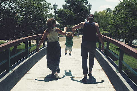 draußen, Baum, Brücke, Park, Familienspaß, Familienangelegenheit, Vater, Mutter, Kind, Familie, echte Menschen, in voller Länge, Pflanze, Freizeitbeschäftigung, Natur, Legere Kleidung, Sonnenlicht, Lebensstile, Männer, Menschen, zwei Menschen, Geländer, Rückansicht, Tag, Frau, Zusammengehörigkeit, junge Männer, junger Erwachsener, Erwachsene, positive Emotionen, Steg, 2K, CC0, gemeinfrei, lizenzfrei