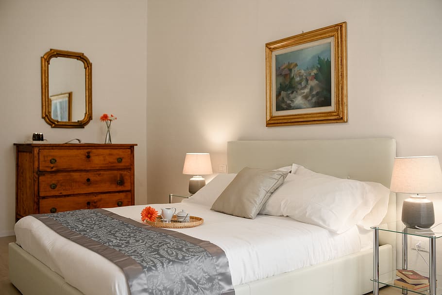 dormitor, interior, alb, mobila, Acasă, cameră, relaxare, ușoară, apartament, citit, elegant, mobilier, Rezidențial, stil, pat, camera de zi, ramă foto, cadru, absență, în interior, acasă interior, pernă, nici o persoana, lampă electrică, echipamente de iluminat, home interior vitrine, luxos, bogatie, montare pe perete, confortabil, picturi, cameră de hotel, 5K