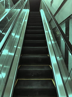 escales, passos i escales, escala, arquitectura, barana, comoditat, el camí a seguir, direcció, a l'interior, escala mecànica, modern, estructura construïda, cap gent, tecnologia, patró, vista d’angle baix, futurista, buit, transport, il·luminat, passarel·la en moviment, 4K, CC0, domini públic, lliure de regalies