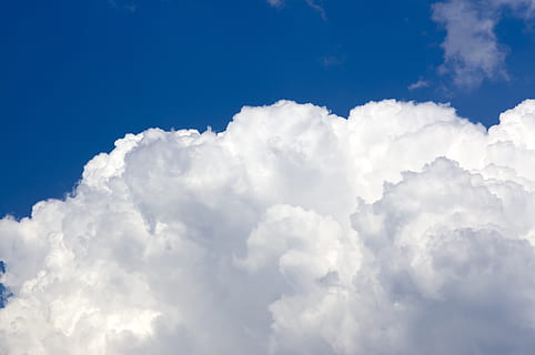 himmel, moln, stackmoln, vit, väder, ljus, humör, landskap, solig, regnig, moln - himmel, skönhet i naturen, scenics - natur, vit färg, blå, bakgrunder, lugn, inget folk, idyllisk, lugn plats, natur, lågvinkelvy, dag, utomhus, solljus, clouds, fluffig, full ram, mjukhet, meteorologi, 4K, CC0, offentligt domän, royaltyfria