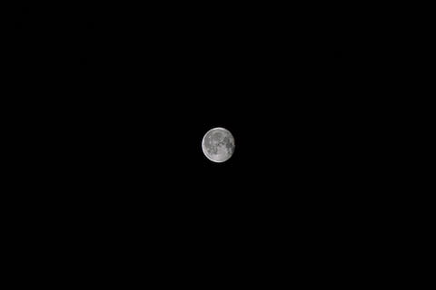 lua Branca, natureza, ao ar livre, lua, astronomia, espaço, noite, universo, espaço sideral, lua cheia, eclipse, Eclipse lunar, cenário, de praia, agua, oceano, mar, costa, esfera, céu, beleza na natureza, lua planetária, cena tranquila, scenics - natureza, copie o espaço, tranquilidade, visão de baixo ângulo, céu limpo, idílico, superfície da lua, ninguém, Sombrio, círculo, espaço e astronomia, astrologia, luar, 5K, CC0, domínio público, royalty free