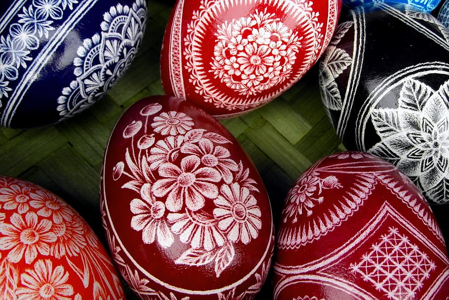 ous de Pasqua, colorit, Pasqua, Skrobane, menjar, decoracions de pasqua, personalitzat, tradicionalment, decoratiu, la cerimònia, ous de pollastre, bones vacances, artesania manual, targeta de felicitació de pasqua, desitjos de Pasqua, primer pla, patró, vista d’angle alt, mercat, cap gent, a la venda, natura morta, venda al detall, celebració, gran grup d'objectes, vermell, festa, grup d'objectes, esdeveniment, elecció, multicolor, variació, motiu floral, Festival, 4K