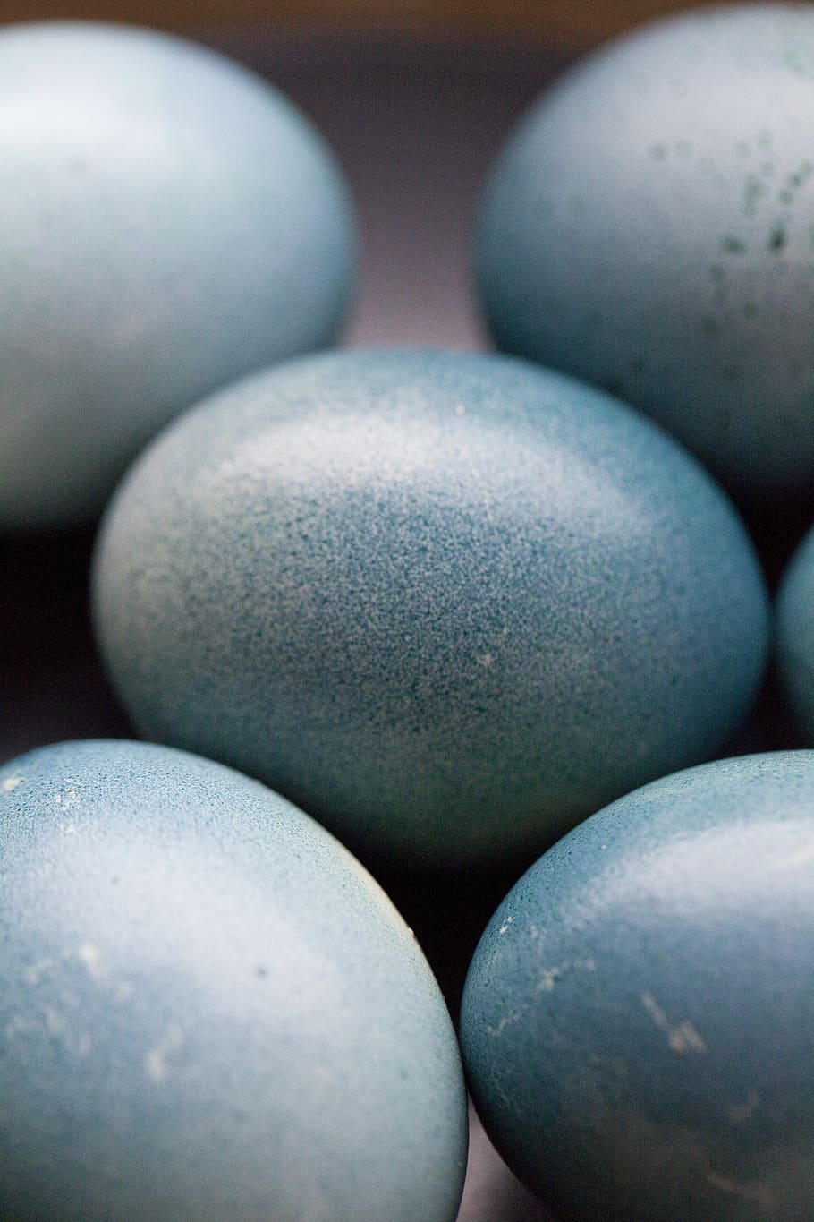 ous, blau, primavera, Pasqua, ou, ous de Pasqua, deliciós, color, decoratiu, natural, ecològic, macro, brillant, llum, menjar, menjar i beguda, natura morta, primer pla, cap gent, a l'interior, benestar, alimentació saludable, grup d'objectes, marc complet, frescor, grup mitjà d'objectes, centrar-se en primer pla, pilota, arranjament, fons, ous d’animals, 5K